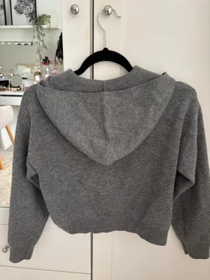 Snygg zip-up - Jättesnygg zipup från zara barn.                        Inga defekter.                                                          Stl 152🌸