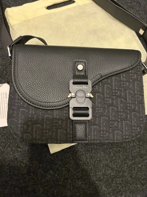 Medium saddle bag  - Helt ny väska. Skicka meddelande vid frågor. Kolla även in mina andra annonser.