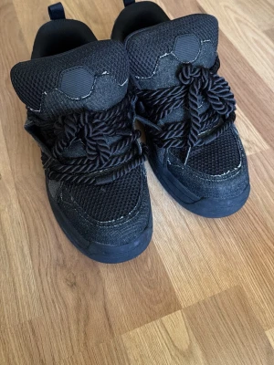 Svarta chunky sneakers från Zara - Svarta sneakers från Zara med chunky sula och grova snören. Ovandelen är i mesh och mockaimitation med coola detaljer och kontrastsömmar. Skorna har en sportig vibe och är perfekta för dig som gillar streetstyle.