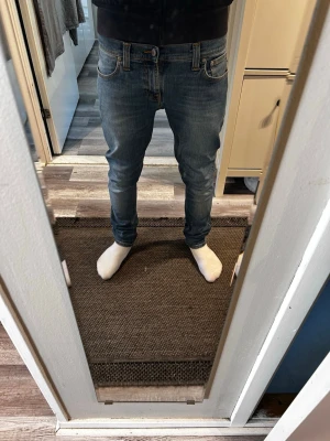 Nudie Jeans Slim Fit W28/L32 - | Nudie Jeans | W28/L32 | Ljusblå Tvätt | 449kr | Mycket Bra Skick|   Ytterben: 100cm Innerben: 78cm Midja: 38cm  Skickas inom 24h📦  Kontakta vid minsta fråga eller fundering🤩