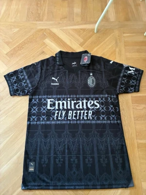 AC Milan X pleasures fourth kit 23/24 - Säljer denna riktigt snygga AC Milan X four pleasures fjärdetröja 23/24