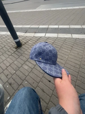 Blå Gucci keps - Fantastisk fin blå Gucci keps, vid fler frågor är det bara att skriva 