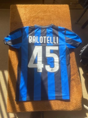 Inter Milan tröja Balotelli #45 - Säljer en blå och svart randig Inter Milan matchtröja med Balotelli och nummer 45 på ryggen.  Storlek M men kan passa som S också