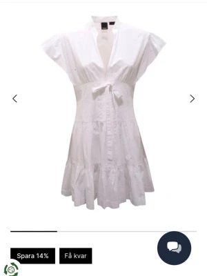 Vit kortklänning med broderi från Pinko - Superfin vit kortklänning från Pinko! Heeelt ny med prislappen kvar!! Köpte till studenten men behöver den inte så säljer pga kan inte lämna tillbaka den längre☹️Italiensk storlek 42 - motsvarar svensk 36❣️Köpte för: ca 2 500kr