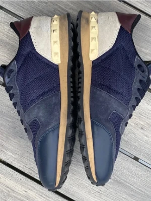 Blå valentino rockrunners  - Stilrena rockrunners från valentino med blå mocka med vita och röda detaljer. Perfekta till sommaren som passar till allt 