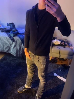 XS These Glory Days  - 🌑Mörkblå These Glory Days med full zip🌑     💥XS INTE S, tröjan kvar krympt i tvätten så passar ungefär 165💥 