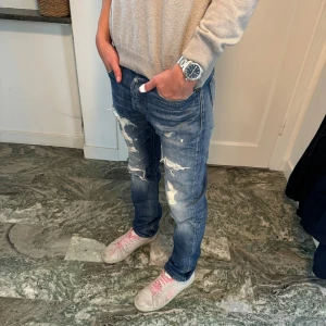 Replay jeans - Skick 9-10 (slitningarna är gjorda på fabrik) Storlek w30 l34 Nypris -1599🟥 Vårt pris - 649 kr🟩