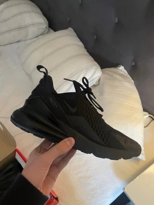 Nike Air Max 270 - Säljer dessa snygga och sköna nike 270s i storlek 39. Säljer dom för att dom är för små för mig, jag har använt dom en hel sommar men dom är i utmärkt skick. Nypris 1500kr. Pris kan diskuteras 