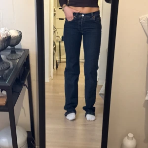 Mörkblå raka jeans från Zara - Säljer ett par mörkblå raka jeans från Zara med  och normalhög midja. Mycket fint skick 
