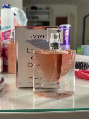 Lancome La Vie Est Belle EdP - Helt ny lancome parfym 50ml, säljer då jag fick fel parfym🩷 Nypris: ca 1000kr