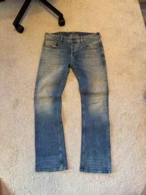 Diesel Jeans  - Yo säljer dessa Diesel Jeasn i modellen Zatiny-X. Köpte dessa i en diesel affär i Italien, då denna färg/wash inte säljs i Sverige någonstans alls. Jeansen är i perfekt skick men inga skråmor alls. Då jag endast använt dem en handfull gånger.