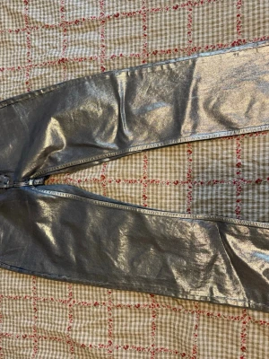 Silvriga metallicjeans från Lager 157 - Använda 1 gång