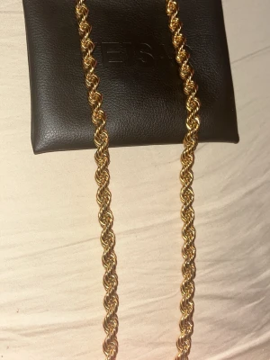 Cordellhalsband från KEJSAR - Säljer ett snyggt guldigt halsband från KEJSAR med tvinnad kedja. Låset är enkelt att använda och kedjan känns stabil. Använd 8mm tjock 60cm lång. Kör inga byten