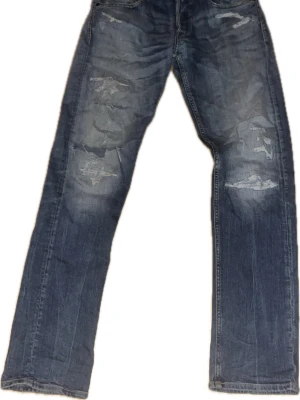 Replay Jeans med slitningar - Riktigt snygga jeans som är i bra skick med slitningar! W30 L32