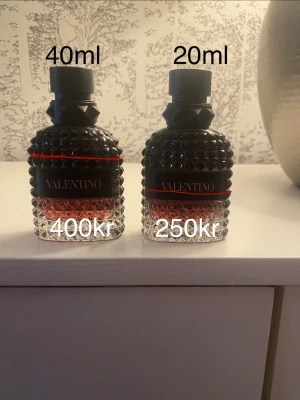Valentino Uomo Born In Roma Intense - Har tröttnat på och säljer därför mina Valentino Uomo Born In Roma Intense. Båda är 50ml flaskor. Lite mer än 40ml i den stora och runt 20 i den lilla. Säljer för 400kr och 250kr. Öppen för förslag så skriv gärna vid frågor eller liknande. Perfekt att använda året om!