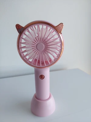 Bärbar handhållen fläkt med kattöron - Handhållen fläkt med Cat Ears har tre nivåer av vindhastighetsjustering, du kan justera lämplig vindhastighet efter dina behov. Handhållen fläkt med Cat Ears. USB-laddning: Den bärbara fläkten är utrustad med en USB-kabel, kompatibel med alla USB-portar, t.ex. datorer och powerbanks.