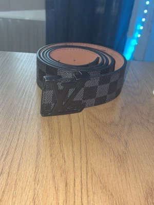Bälte L\/ - Ett mycket fint bälte från L\/ som är äkta, den är använd och jag har haft den ett tag men man märker inte av det förutom defekterna. Dem syns inte heller när den sitter på. Mitt pris 299🤝