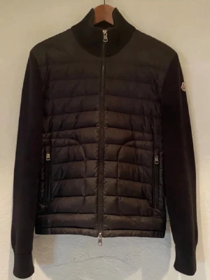 Moncler cardigan insydd i ryggen - Svart Moncler cardigan insydd i ryggen så den får bättre passform. Storlek M men passar L. Pris kan diskuteras vid snabb affär. 