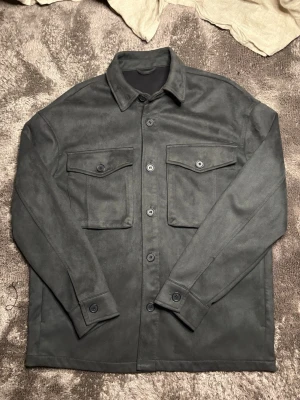 Mörkgrå overshirt  - Snygg mörkgrå overshirt. Storleken är M. Hör av dig vid eventuella frågor och funderingar! Vårat pris är inte hugget i sten🙃 