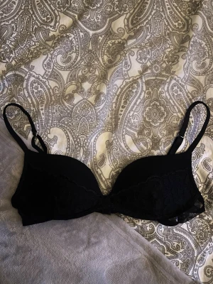 Intimissimi bh - Svart bh med spetsdetaljer från Intimissimi i storlek 70B. Modellen är push up och heter Gioia men är en äldre modell som ej säljs längre! Gör gärna en bundle! Det finns just nu gratis frakt!