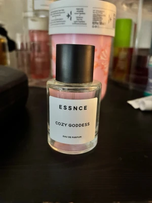 Essnce cozy goddess  - Essnce parfym cozy goddess 🤍 Nästan full, testat någon gång ☺️