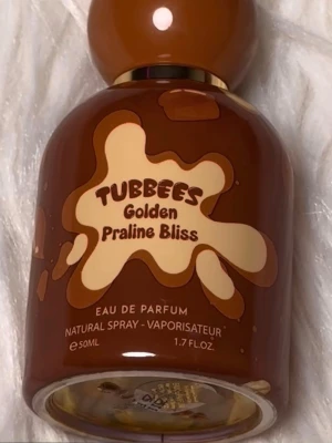 Golden praline bliss Tubbees - Säljer Tubees Golden Praline Bliss Eau de Parfum 50 ml som endast är använd en gång när jag provade den. Doften är en mjuk och söt gourmanddoft med inslag som påminner om praliner och vanilj, perfekt för dig som gillar varma, feminina och lite mysiga parfymer som fungerar både till vardag och kväll. Flaskan är i fint skick och den är i princip helt ny då den bara testats en gång.