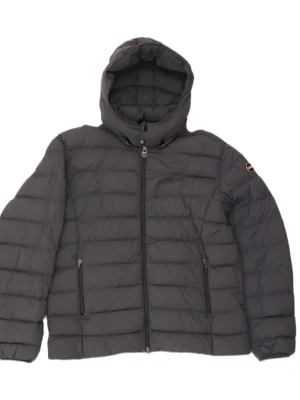 Svart pufferjacka från colmar - Snygg svart pufferjacka med huva och dragkedja framtill. Jackan har två praktiska fickor med dragkedja och quiltad design. Perfekt för kalla dagar och har en stilren look med diskret logga på ärmen.