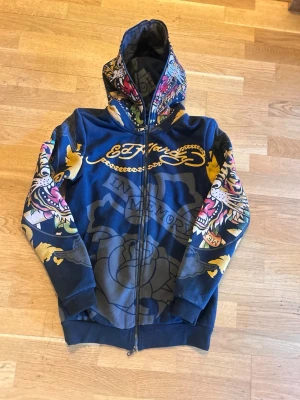 Ed Hardy hoodie - Snygg hoodie från Ed Hardy. Dragkedja hela vägen upp över huvan som har ett stort tigertryck. Har knappt använt den, känns som ny👌😛❤️