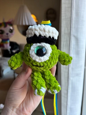 Studenthänge monstersinc - Studenthänge virkat av mig, föreställer Mike från monsters inc 😊