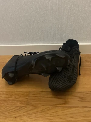 Nike mecurial  - Säljer nu dessa svarta mecurial i storlek 42 eftersom de inte längre passar mig. Har använts någon enstaka gång därmed finns det inget riktigt slitage. Skriv om du har frågor
