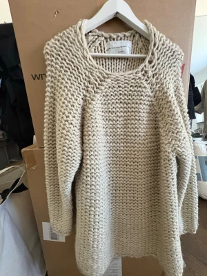 Beige chunky stickad tröja Bik Bok - Säljer en beige chunky stickad tröja från Bik Bok. Tröjan har grovstickat mönster, rund halsringning och långa ärmar. 