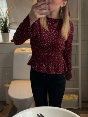mörkröd blus - säljer min jättefina blus ifrån gina tricot då den inte får någon använding, endast använd 1 gång på julafton. så den hänger bara och tar plats💗