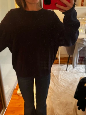 Oversized svart stickad tröja - Jätte fin stickad blå tröja från uniqlo nästan oanvänd.