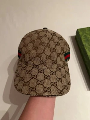 Keps - Helt ny. Inte använd. Boxen är lite skadad men allt fungerar som det ska.