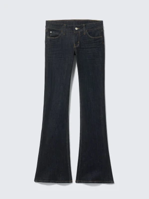 Bootcut jeans i mörk denim - Strl 27/32, jag är 170. Säljer ett par snygga bootcut jeans i mörkblå denim med klassiska fem fickor och gylf med knapp. Jeansen har en figurnära passform upptill och utsvängda ben. Perfekta till en trendig vardagslook.