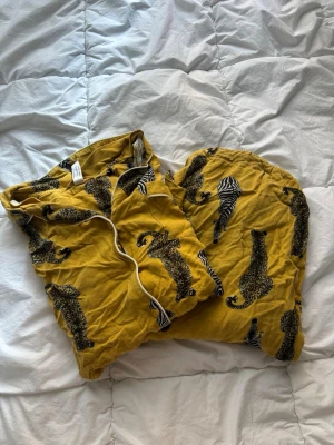 Gul pyjamas med tigrar - Superfint pyjamas seg med långärmad skjorta och långbyxor. Från Lindex men säljs inte längre