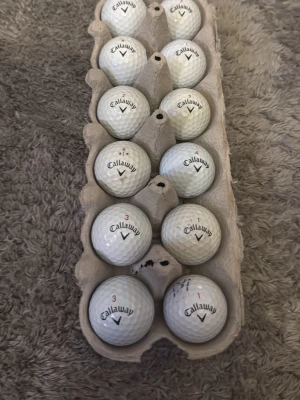12 vita golfbollar från Callaway chrome soft b-c klass  - Säljer ett set med 12 vita golfbollar från Callaway chrome soft. Bollarna har klassisk dimple-design och är märkta med olika siffror. Perfekta för dig som vill fylla på golfbagen med kvalitetsbollar från ett välkänt märke. B-klass 