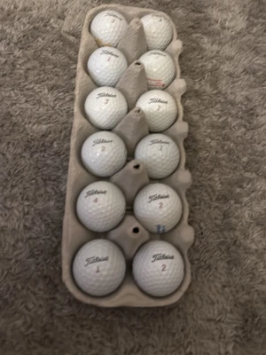 12 vita golfbollar från Titleist nxt tour b-c klass - Säljer ett set med 12 vita golfbollar från Titleist, modell NXT Tour. Bollarna har klassisk rund form och är tillverkade i slitstarkt material. Perfekta för dig som vill fylla på golfbagen inför säsongen.