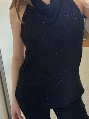 NY Svart glittrig halterneck topp  -  Helt ny svart halterneck topp från Zara med  glittriga detaljer och lappen kvar. Storlek XS men skulle säga en större S då den var lite stor för mig där bak🩷