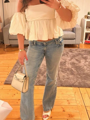 Offshoulder blus i vitt - Superfin off shoulder topp från HM. Säljer då jag beställde två av samma, så toppen jag säljer är aldrig använd! 💕