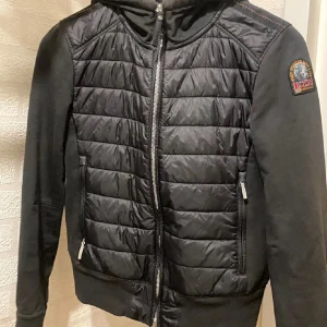  jacka från Parajumpers - Säljer en svart quiltad jacka från Parajumpers med huva och dragkedja framtill. inga defekter, andvänder inte längre då den är lite för liten💕