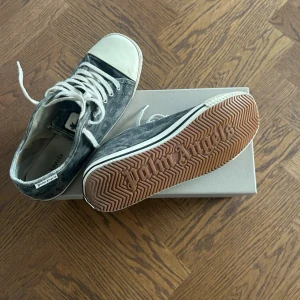 Palm Angels sneakers - Säljer dessa då de tyvärr sitter lite för tight på mig annars hade jag behållt dem. Perfekta för dig som vill ha ett par unika skor nu till sommaren samt riktig sköna när det är riktigt varmt ute. Pris går att diskutera 👍