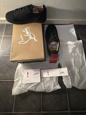 Svarta sneakers från Christian Louboutin - Säljer ett par helt nya Christian Louboutins skor. Aldrig använda, tillbehöret är allt som finns med bilderna. Pris går att diskutera vid snabb affär 🚚💨 Storlek 42