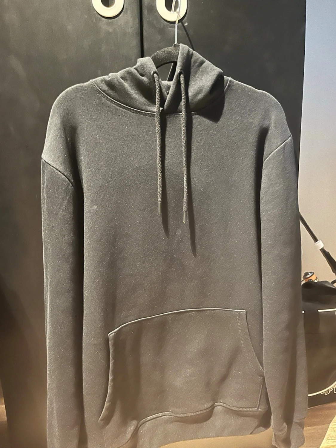 Svart basic hoodie med Känguruficka