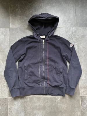 Moncler cardigan  - Tjena, säljer nu denna riktigt snygga och populära Moncler cardiganen, den är i bra skick, utan några skador, storlek 152 cm, passar xxs/xs, hör av er vid frågor och funderingar🙌🤝 