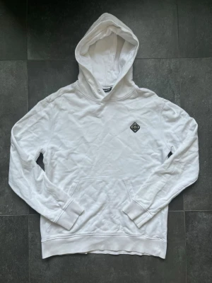 J.lindberg hoodie  - Tjena, säljer nu denna riktigt snygga och populära j.lindberg hoodien, den är i bra skick utan några skador eller fläckar, de enda som är dåligt är att snörerna fattas, hör av er vid frågor och funderingar🙌🤝 