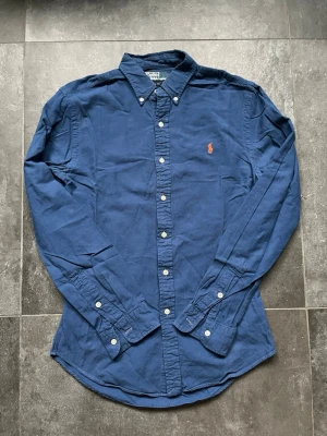 Ralph lauren skjorta  - Tjena, säljer nu denna riktigt snygga och populära Ralph lauren skjortan, den är i bra skick utan några skador, hör av er vid frågor och funderingar🙌🤝 