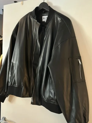 Svart skinnjacka från NA-KD - Snygg svart skinnjacka från NA-KD modellen är oversized, använd 2 gånger🤍