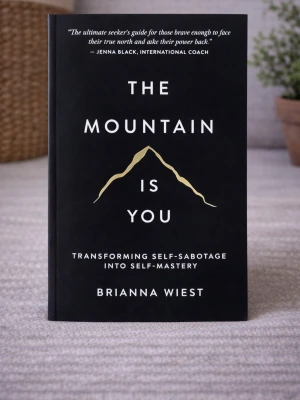 The Mountain Is You av Brianna Wiest (Normal size – not pocket) - Skick: Helt ny bok. Omslag: Pappercover. Storlek: standard (inte pocket). Förpackning: I sitt originala plastomslag. Från: Home Books – Stockholm. Snabb leverans inom Sverige. 
