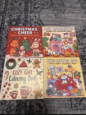 Fyra söta målarböcker med djur & jul - Säljer ett set med fyra färgglada målarböcker: Christmas Cheer, Cat Moments, Cozy Girl Coloring Book och The Little Cat.  HELT NYA OANVÄND 